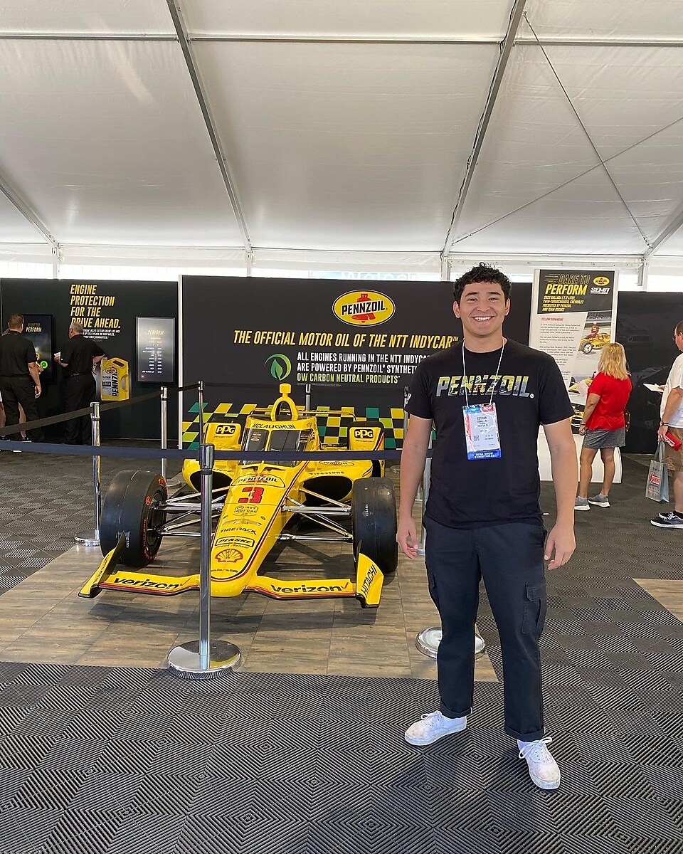 Estevan avec la voiture Yellow Submarine au salon SEMA de 2022