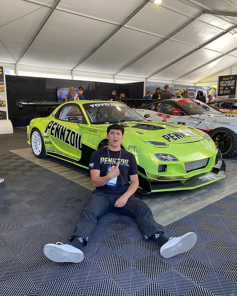 Estevan avec la Mazda RX7 de  Jonny Grunwald au salon SEMA de 2022